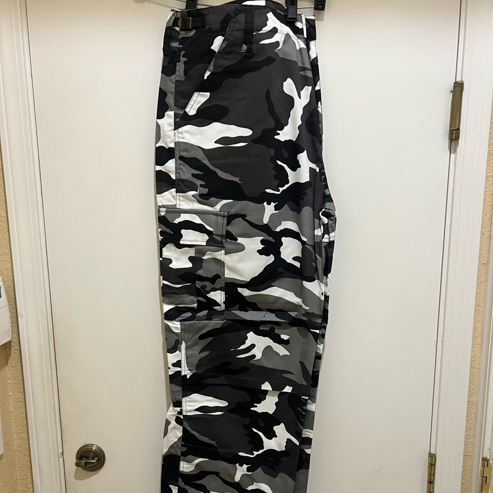 RIFLESSI Cargo Pant Men's 2XL, Black Camo Color, Zip Fly Size: 2XL - NEW